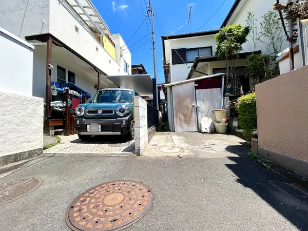 写真の奥、右側が本物件の対象地になります。