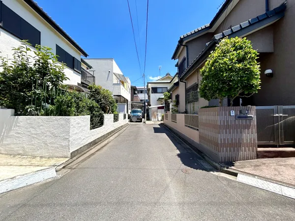 写真の奥、右側が本物件の対象地になります。