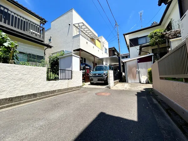 写真の奥、右側が本物件の対象地になります。
