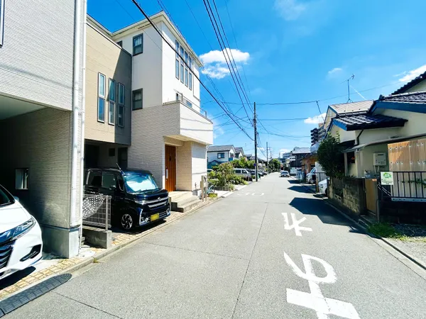 前面道路含む外観