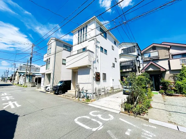 前面道路含む外観