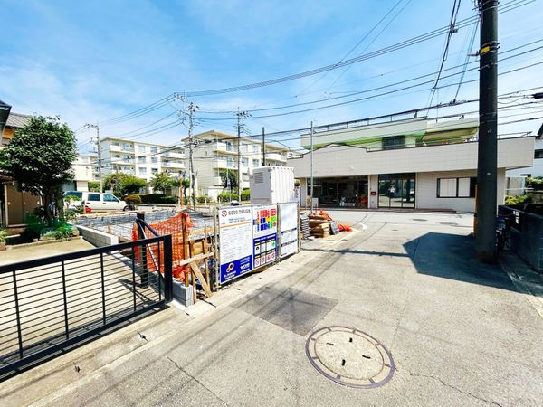 前面道路含む外観