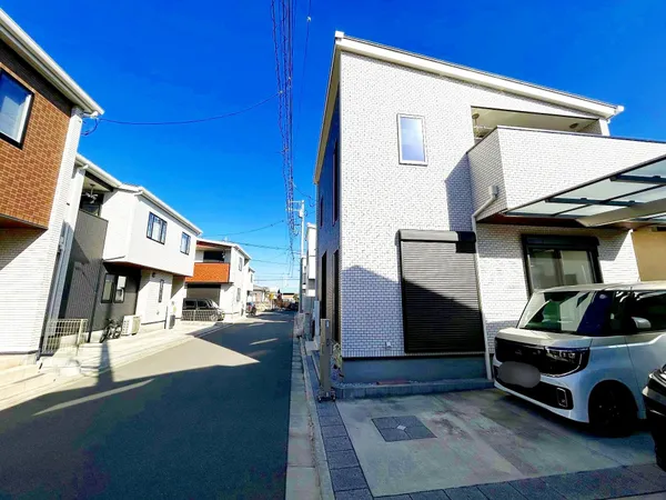 前面道路5ｍ公道のため、駐車時もスムーズに入庫できます