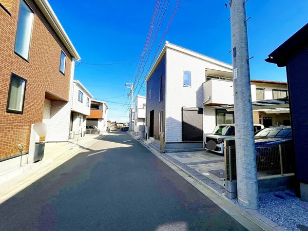 前面道路5ｍ公道のため、駐車時もスムーズに入庫できます