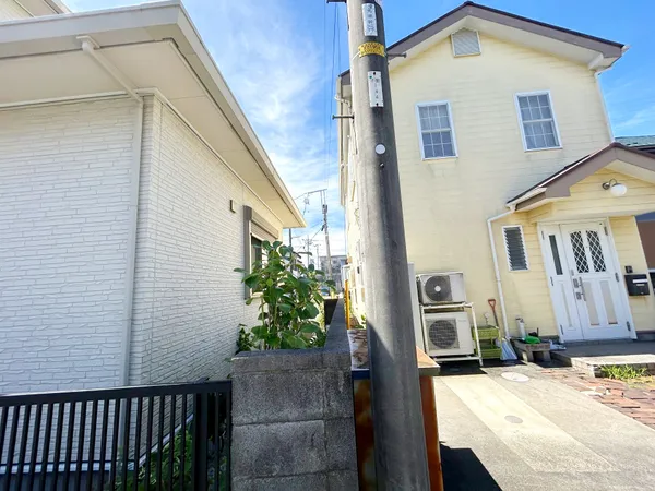 〇 ひろびろ庭先、お住まいの方が丹精を込めて育てています。〇 庭先まで日当たり良好です。