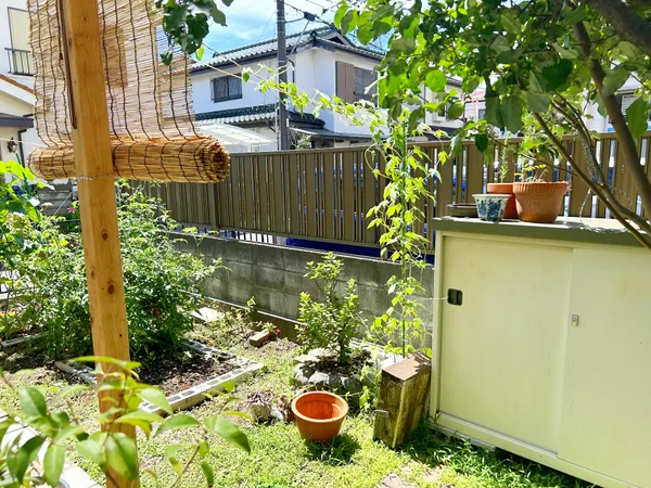 〇 ひろびろ庭先、お住まいの方が丹精を込めて育てています。〇 庭先まで日当たり良好です。