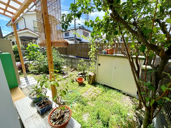〇 ひろびろ庭先、お住まいの方が丹精を込めて育てています。〇 庭先まで日当たり良好です。