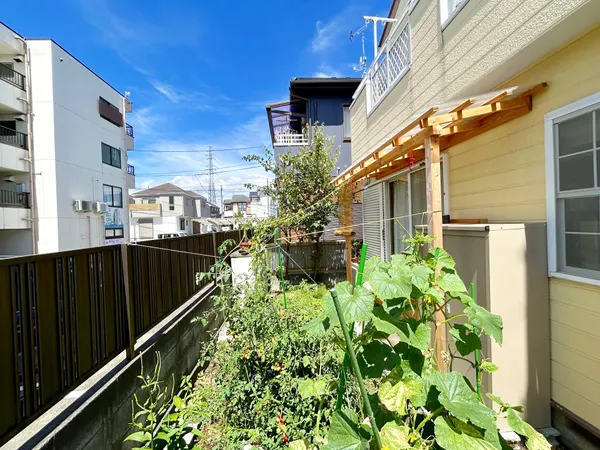 〇 ひろびろ庭先、お住まいの方が丹精を込めて育てています。〇 庭先まで日当たり良好です。