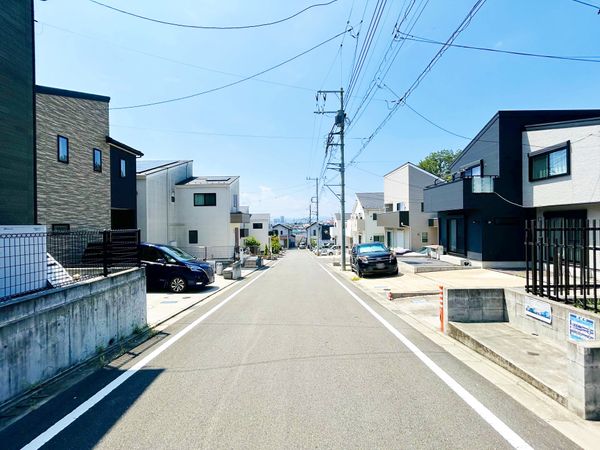 町田市小山町 戸建 前面道路含む外観 町田市小山町 戸建 前面道路含む外観