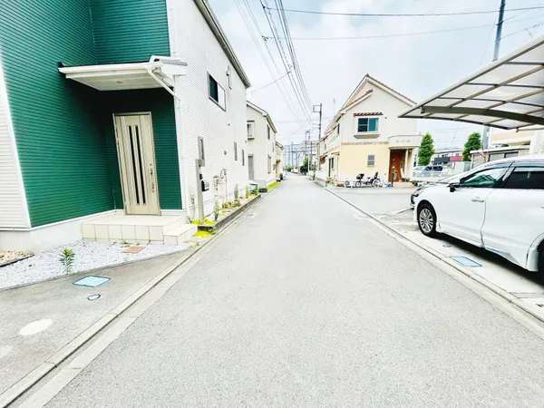 前面道路含む外観