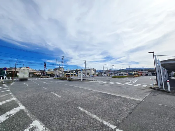前面道路からの風景　目の前バスターミナル