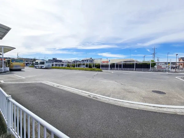 道路向かいはバスターミナル
