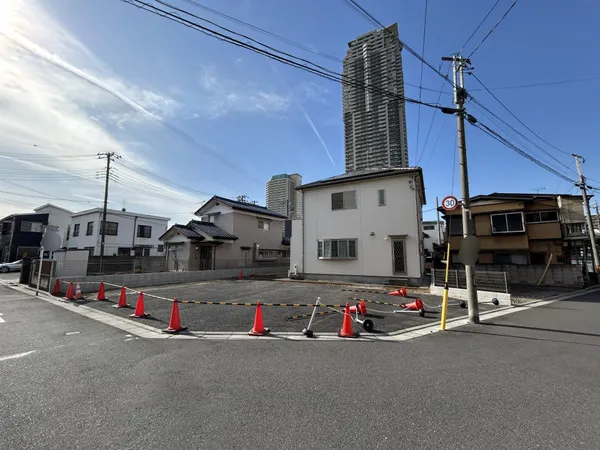 北×東の角地。南側隣地通路部分につき、日当たり良好です。