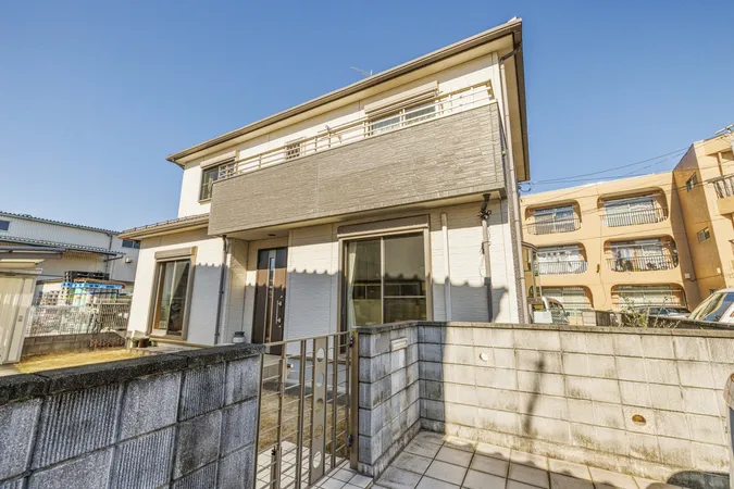 平成２１年７月築、埼玉高速鉄道線「川口元郷」駅徒歩８分の利便性の高い立地かつ駐車スペース2台駐車可能です（車種による制限あり）。