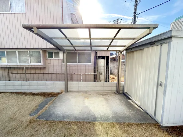 雨の日も凌げる自転車ポート付。