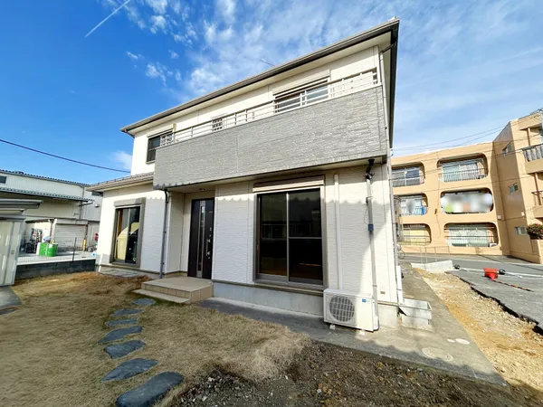 埼玉高速鉄道線「川口元郷」駅徒歩８分の利便性の高い立地かつ駐車スペース2台駐車可能です（車種による制限あり）。