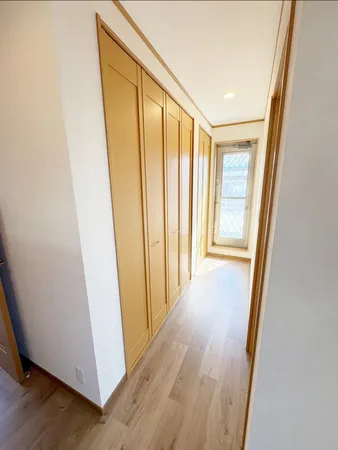 ホールスペースからもバルコニーに出ることが可能。動線には大容量収納スペース有り。