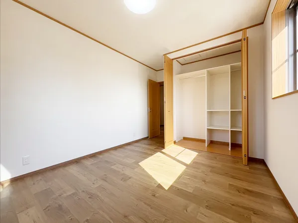 2階洋室には使い勝手の良いシステム収納あり