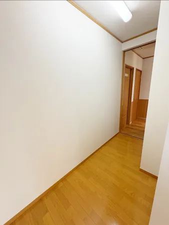 ウォークスルークローゼットは廊下スペースに繋がっています。