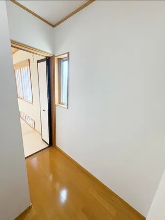 ウォークスルークローゼットは廊下スペースに繋がっています。