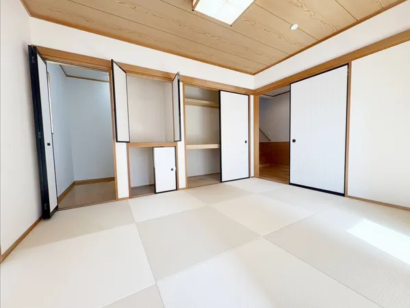 収納力の高い和室にはウォークスルークローゼットも採用。
