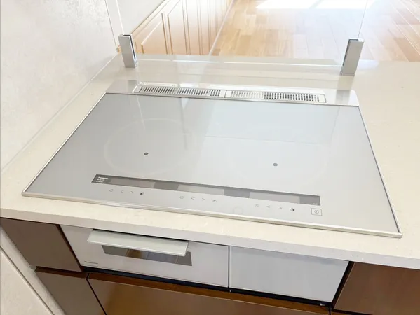 小さなお子様からお年寄りまで安心なパナソニック製のIHクッキングヒーターを採用。