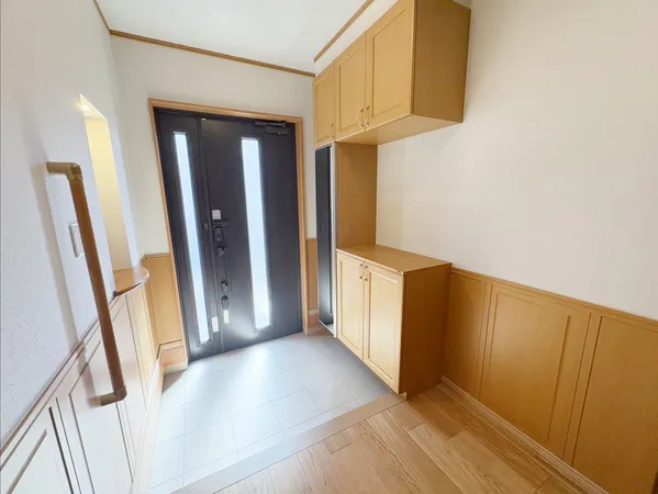 邸宅の顔としてふさわしい、広く開放感のある玄関スペース