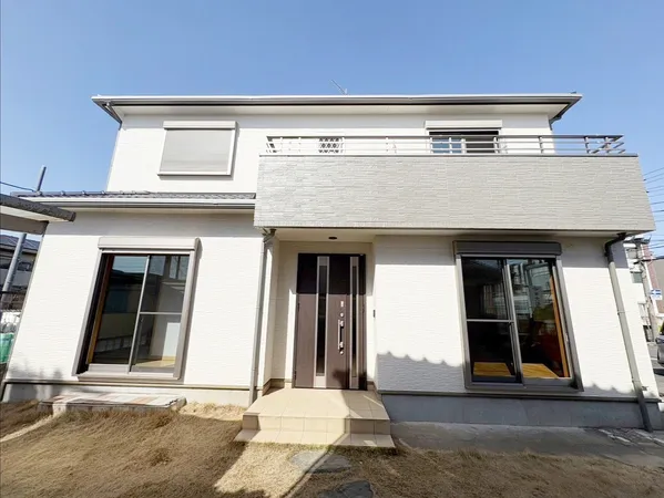 平成２１年７月築、埼玉高速鉄道線「川口元郷」駅徒歩８分の利便性の高い立地かつ駐車スペース2台駐車可能です（車種による制限あり）。