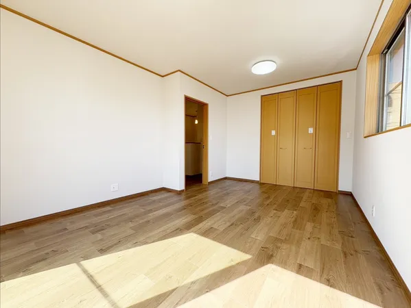 約9.9帖の2階洋室には大きなウォークインクローゼットあり。