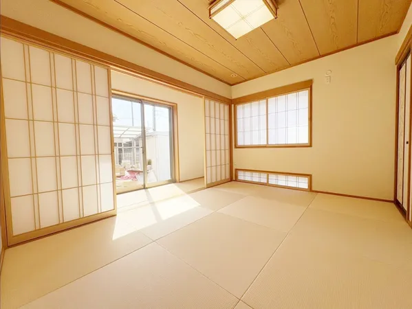 旅館のような広縁、雪見窓のある和室。南側の掃き出し窓には採風・通気機能付きの電動シャッターを採用。デザイン性の高い半畳タタミもお洒落。