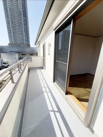 南向き水栓付の日当たりの良いバルコニー