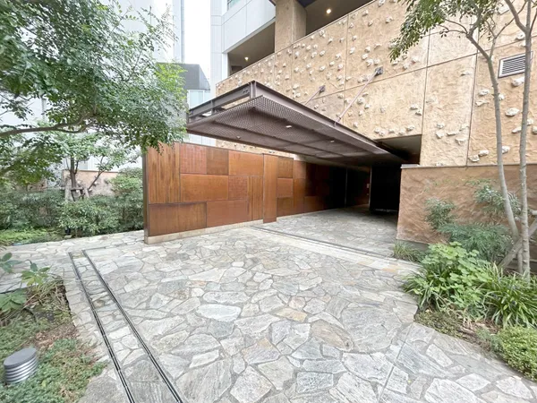 【エントランス】総戸数258戸のマンション。スカイラウンジ・ゲストルーム・デッキテラスなどの共用施設が設けられています(一部有償・規約有)。