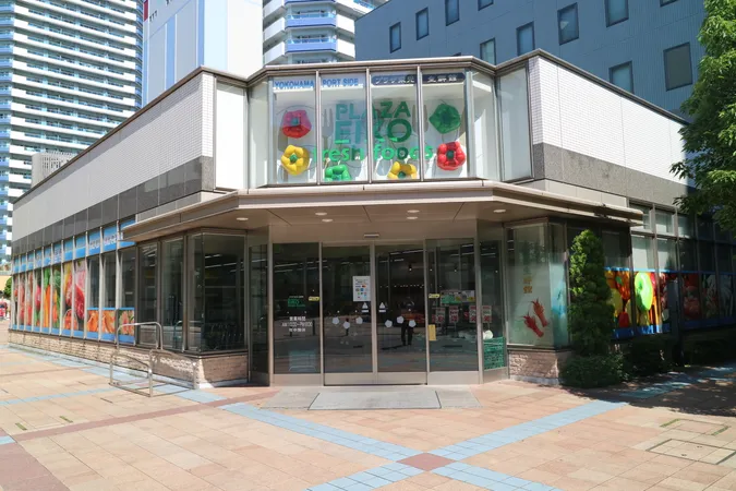 徒歩5分。横浜市西区、神奈川区を中心に展開するスーパーマーケットです。食料品・日用品・お酒類などの取り扱いがあります。営業時間10:00～20:00(年中無休)。