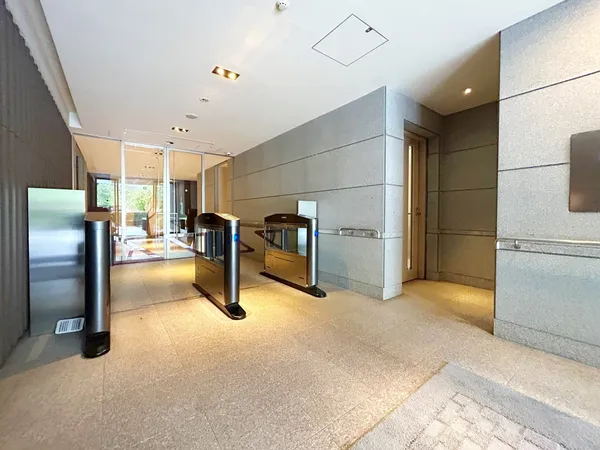 【フラッパーゲート】住民以外の人が侵入しにくいフラッパーゲートが採用されています。セキュリティ面に配慮されているマンションです。