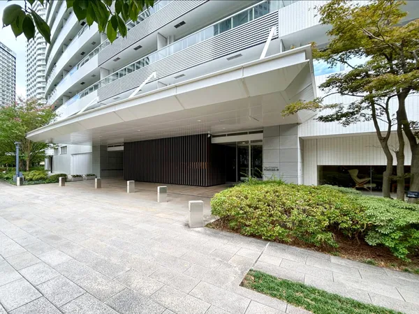 【エントランス】重厚感のあるデザインに、植物のグリーンが映える入口。住民を優しく迎え入れてくれます。