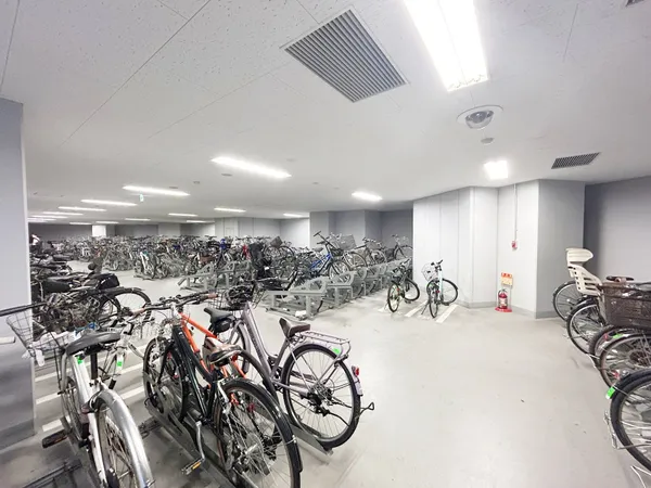 【駐輪場】大きな公園までのサイクリングなどに嬉しい、駐輪場が備えられています。日光や雨風にさらされないので、自転車の劣化が防げます。