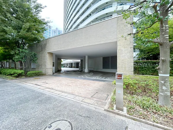 【駐車場出入口】駐車場は、敷地内に設けられています。空き状況・利用料など、詳しくはお問い合わせください。