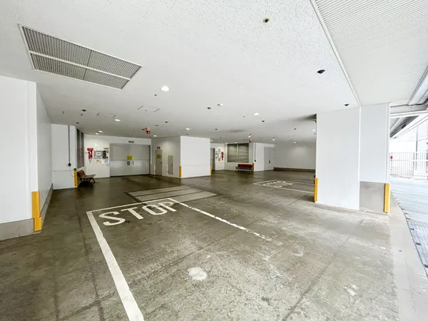 【駐車場】大切なお車を風雨から守ってくれる屋内型の駐車場です。天候に左右されることなく乗降していただけます。