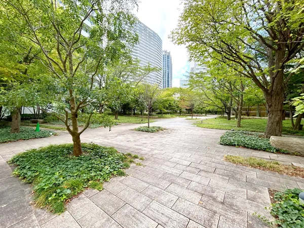 【敷地内庭】自然を感じられる緑豊かな庭を有するマンションです。住民の日常に潤いを与えてくれます。