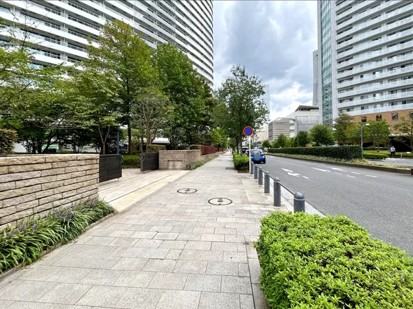 【前面道路含む現地外観写真】道路には歩道が設けられていますので、小さなお子様との歩行や通学もしやすそうです。