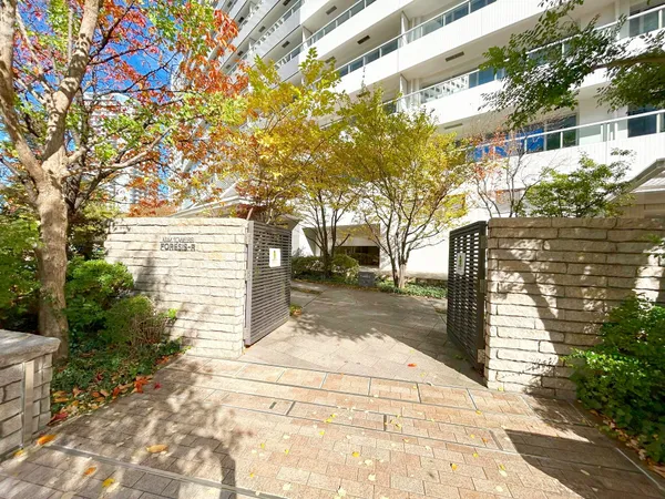 【エントランス】緑豊かな植栽が美しいエントランス。四季の移ろいを感じることができ、ゲストを丁寧にお出迎えしてくれます。