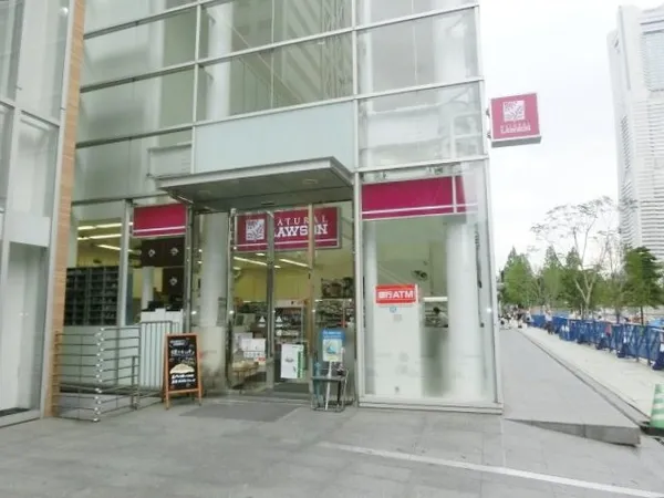 徒歩2分。24時間営業です。ちょっとしたお買い物や食後のデザートなどの買い出しに嬉しい距離です。