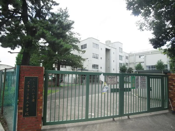 徒歩5分。