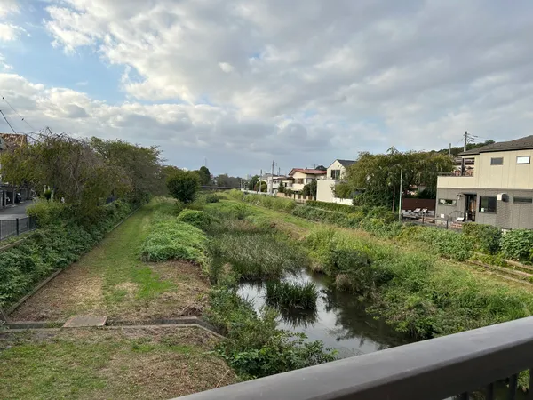 野川遊歩道徒歩1分（約８０ｍ）