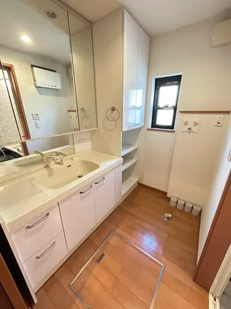 １階洗面化粧台３面鏡の収納豊富な洗面室