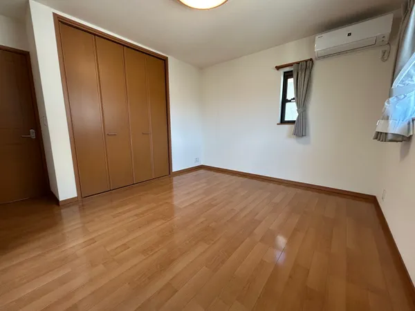 ２階約８．１帖洋室