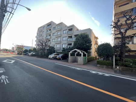 武蔵境パークハウス 前面道路含む外観
