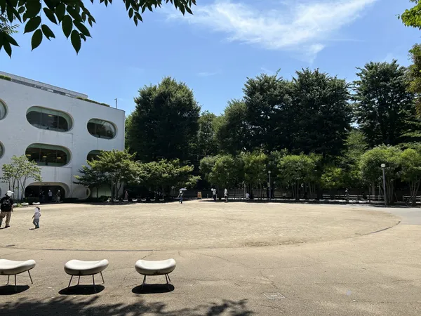 徒歩5分。