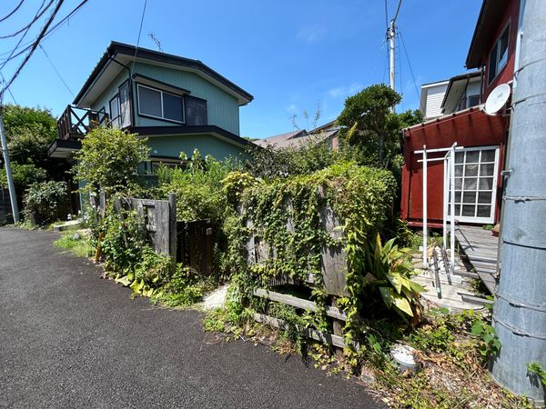 三浦郡葉山町堀内 古家付き土地 前面道路含む外観 三浦郡葉山町堀内 古家付き土地 前面道路含む外観