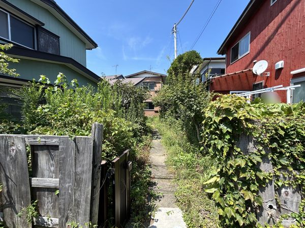 三浦郡葉山町堀内 古家付き土地 前面道路含む外観 三浦郡葉山町堀内 古家付き土地 前面道路含む外観
